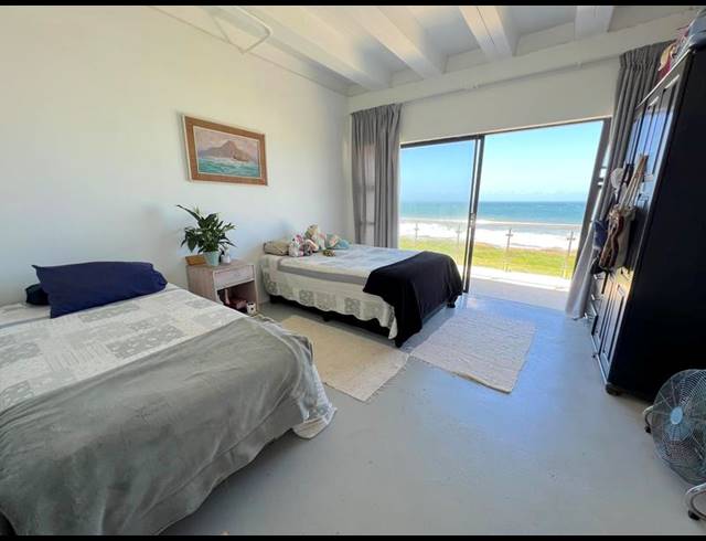 5 BEDROOM HOUSE FOR SALE IN UVONGO BEACH